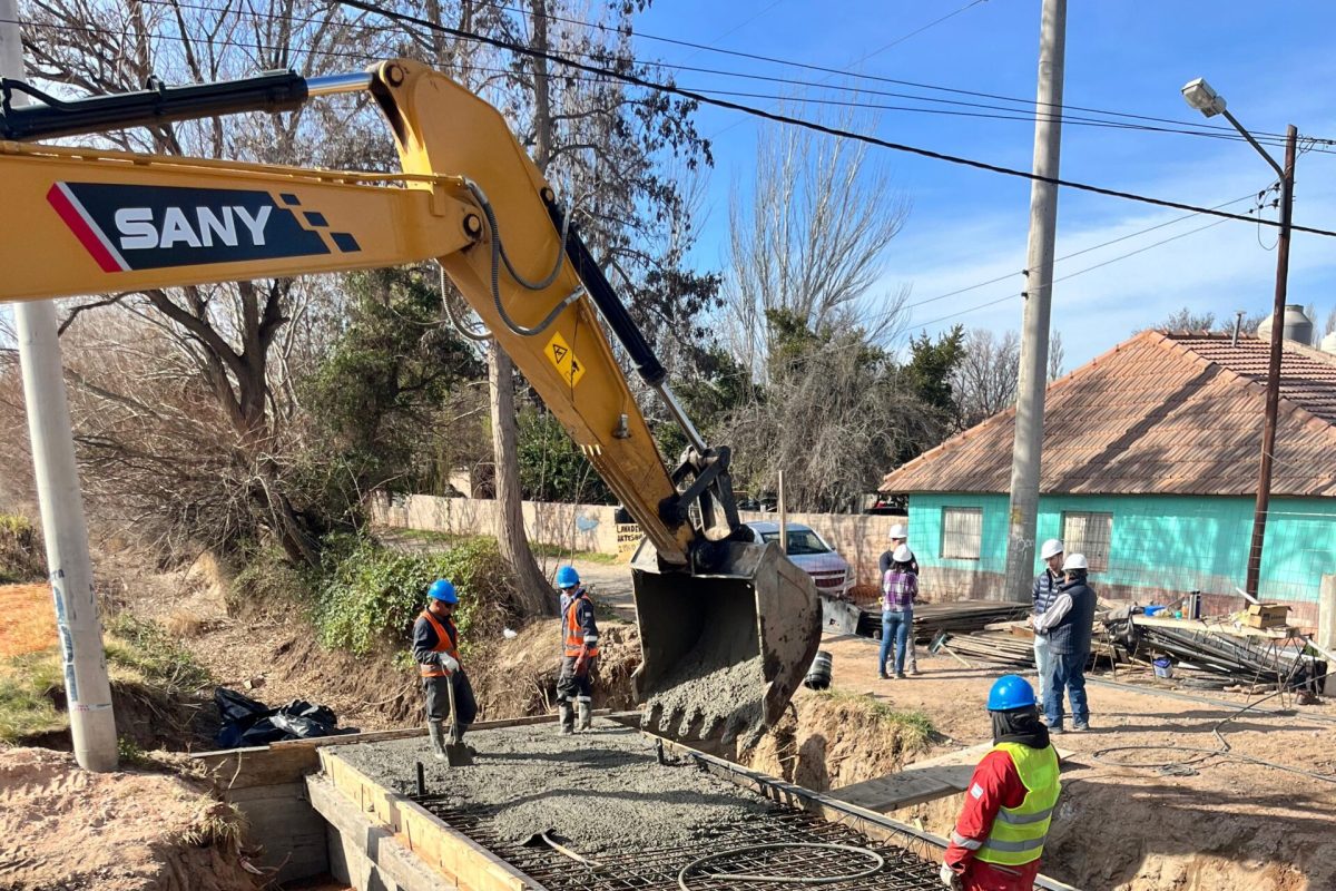 Avanza la obra del puente sobre calle Trocoman en Plottier