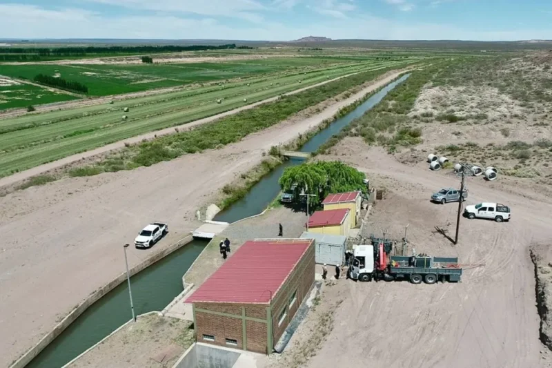 Vista aérea del canal y la estación de bombeo del sistema de riego de La Picacita