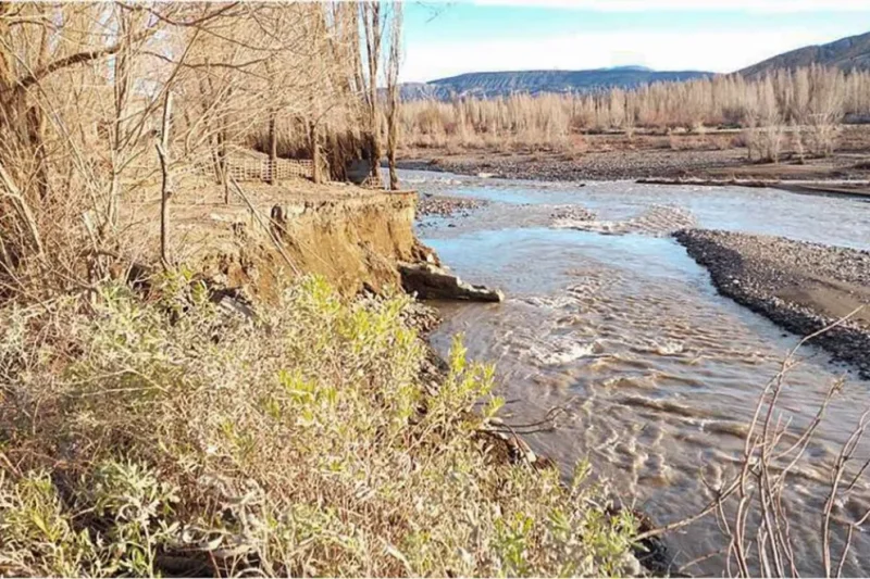Firmaron el contrato para iniciar la obra de defensa sobre el río Curí Leuvú en Chos Malal