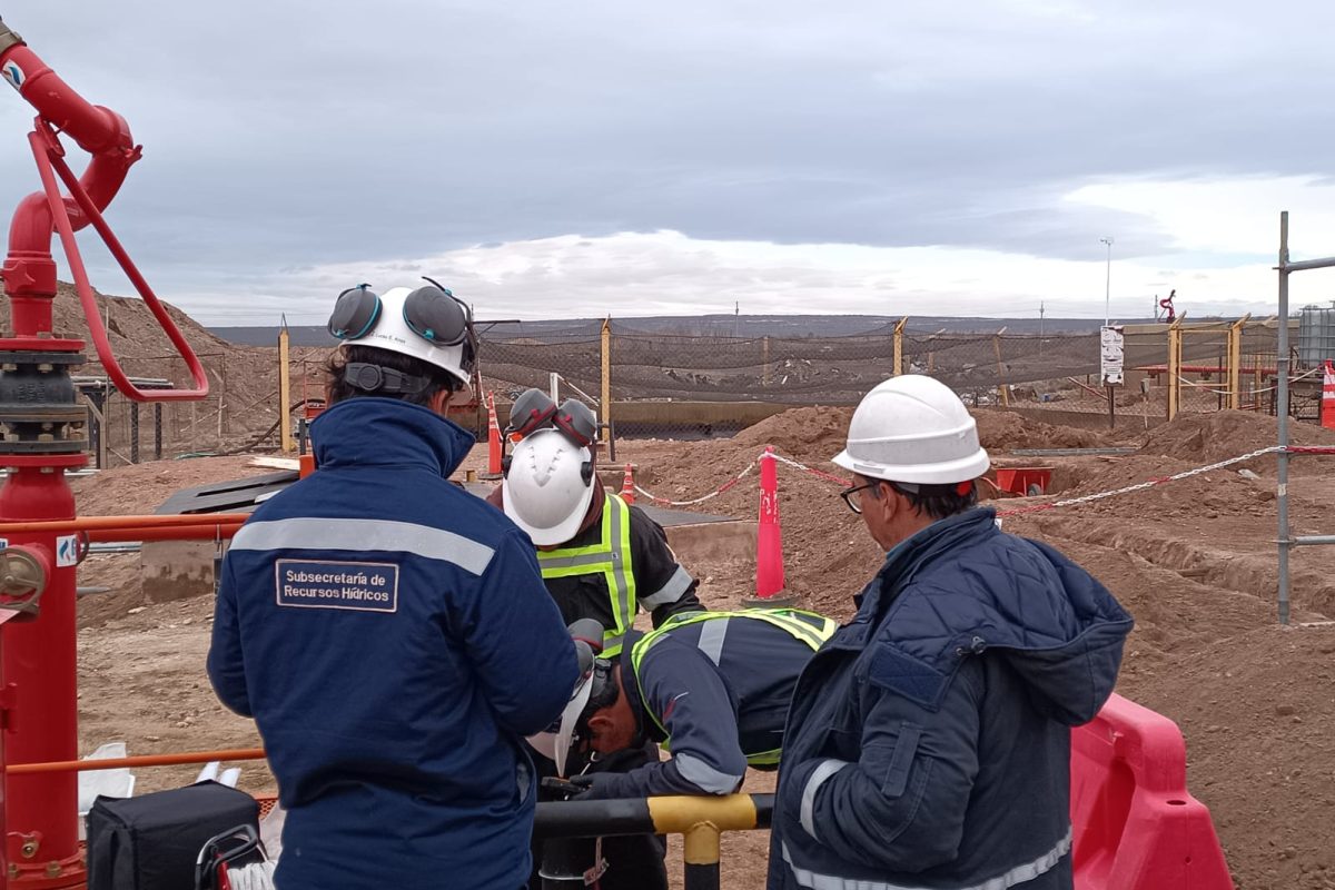 Fiscalización y monitoreo preventivo del agua subterránea en una refinería de Plaza Huincul