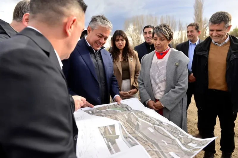 El gobernador recorrió la obra de defensa del margen izquierdo del río Curi Leuvú