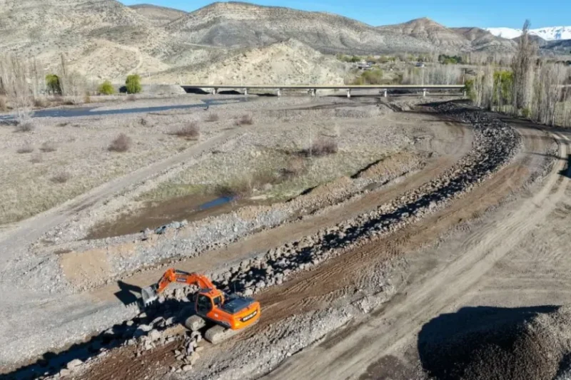 La Provincia amplía las obras de defensa sobre el río Curí Leuvú en Chos Malal