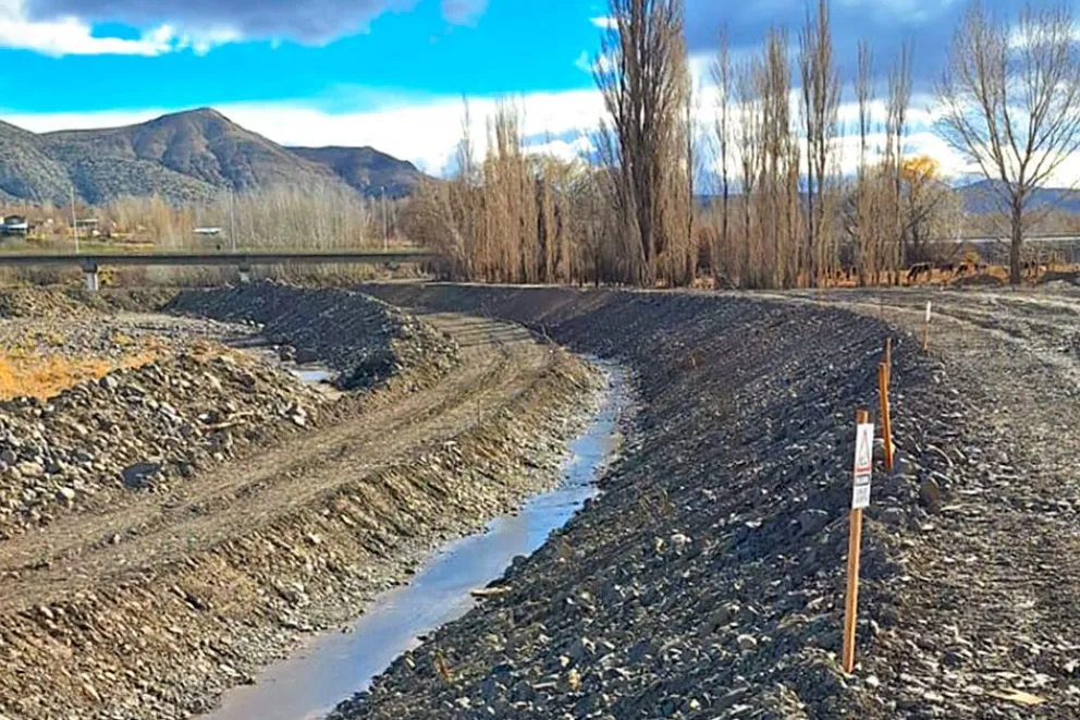 Avanza la obra de defensa costera del río Curí Leuvú en Chos Malal